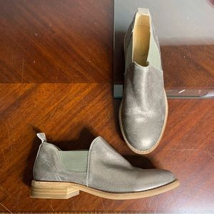 NWOT Clarks Metallic Low Cut Booties